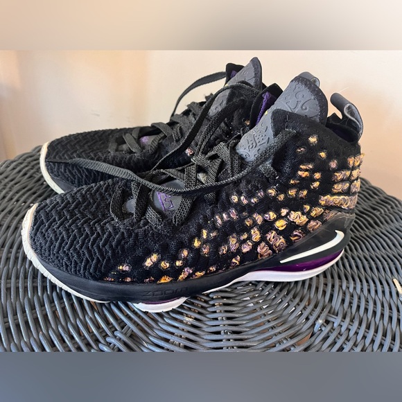 Nike LeBron 17 XVII GS Kids Sneaker LA Lakers Black Purple Knitposite - Picture 7 of 9